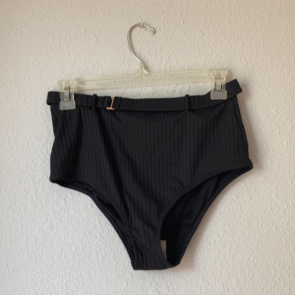 Bikini - Picture 3 of 3